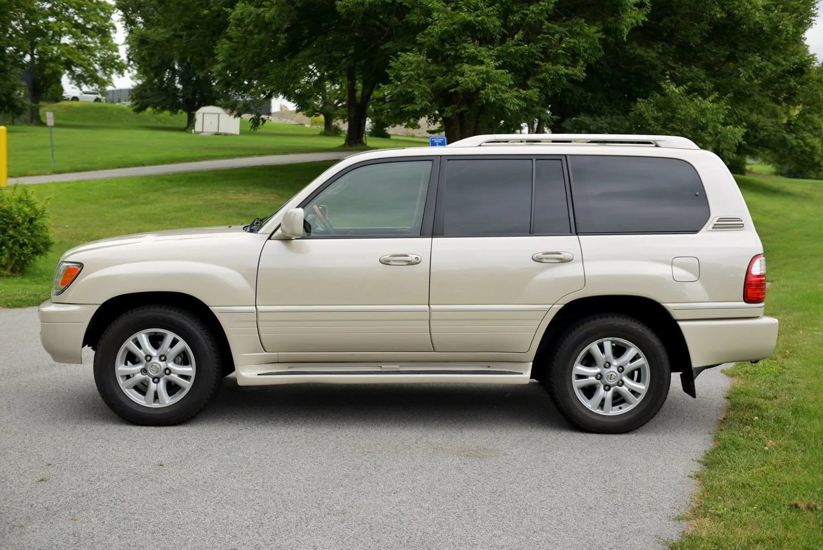 Used 2005 Lexus LX 470 4WD image 16