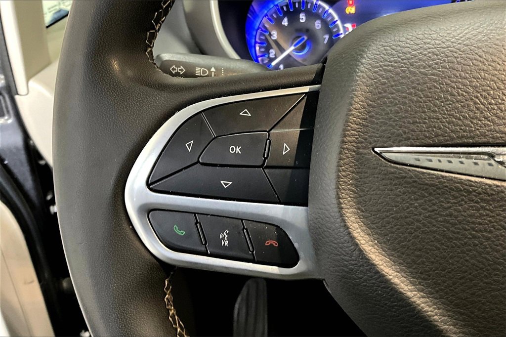 Used 2022 Chrysler Pacifica Touring-L image 10