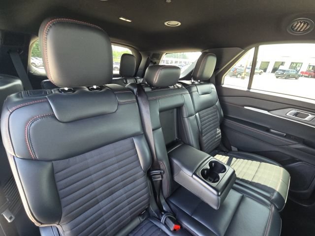 Used 2025 Ford Explorer ST-Line w/ ST-Line Street Pack AWD/4WD image 18
