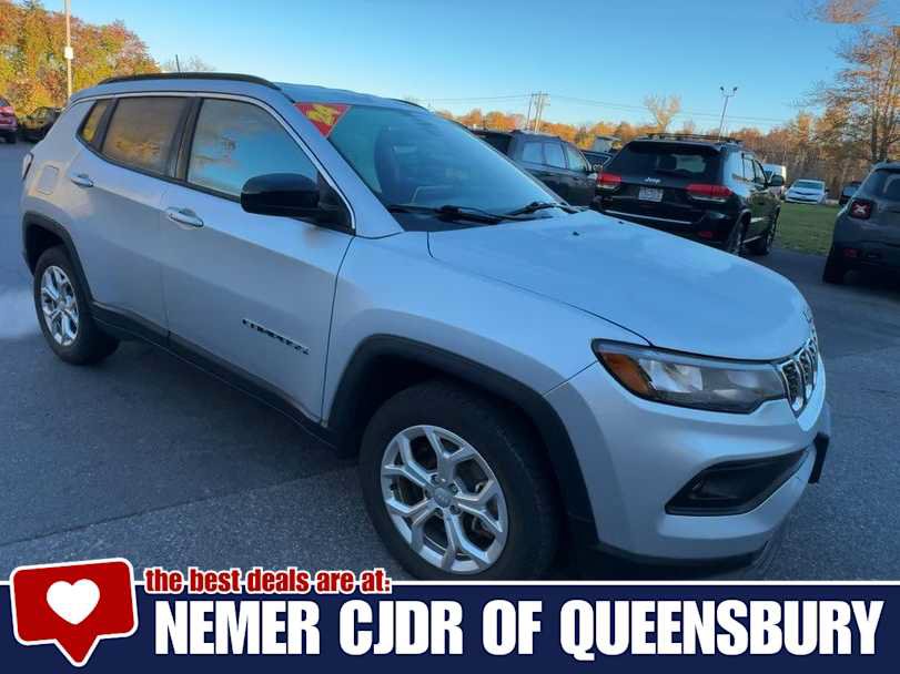 Used 2024 Jeep Compass Latitude AWD/4WD image 2