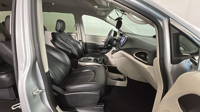 Used 2024 Chrysler Pacifica Touring-L FWD image 30