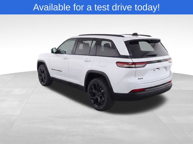 Used 2025 Jeep Grand Cherokee Altitude AWD/4WD image 3