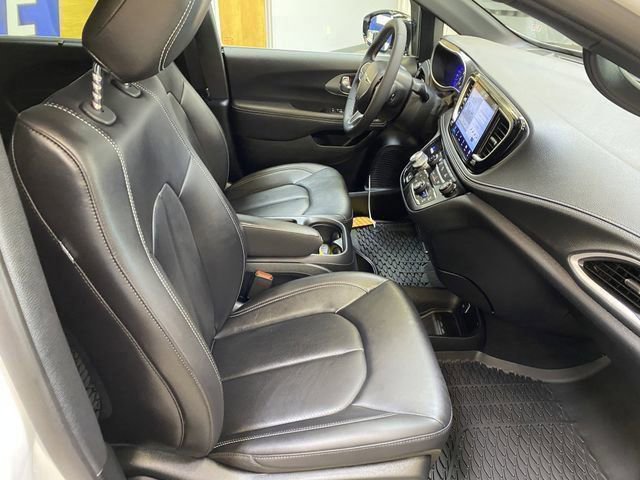 Used 2026 Chrysler Pacifica Select image 25