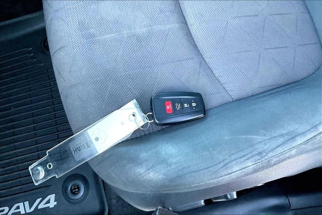 Used 2019 Toyota RAV4 XLE w/ Convenience Package FWD image 11