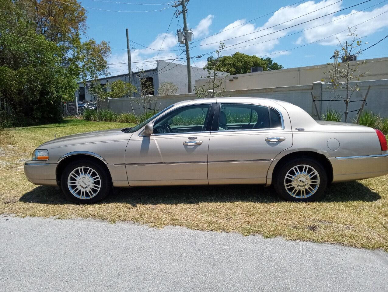Used 2006 Lincoln Town Car Signature Limited image 2