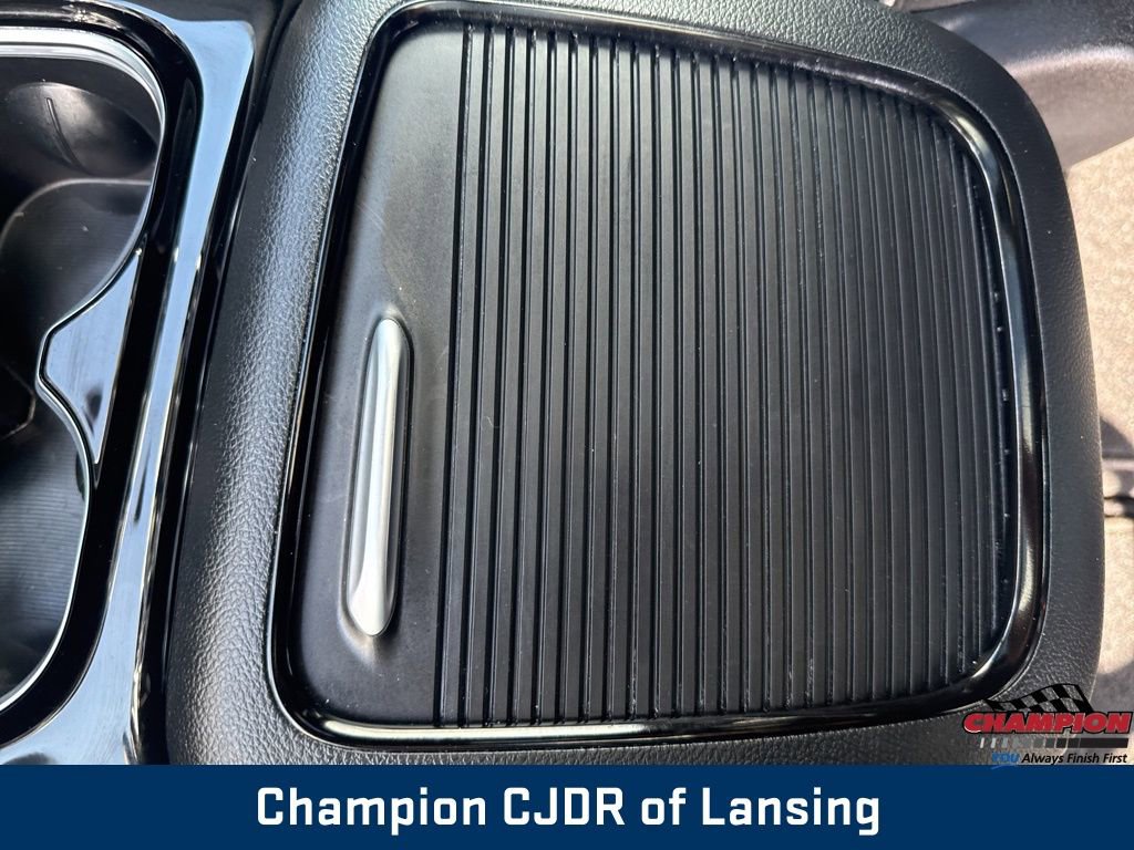 Used 2025 Chrysler Pacifica Limited FWD image 32