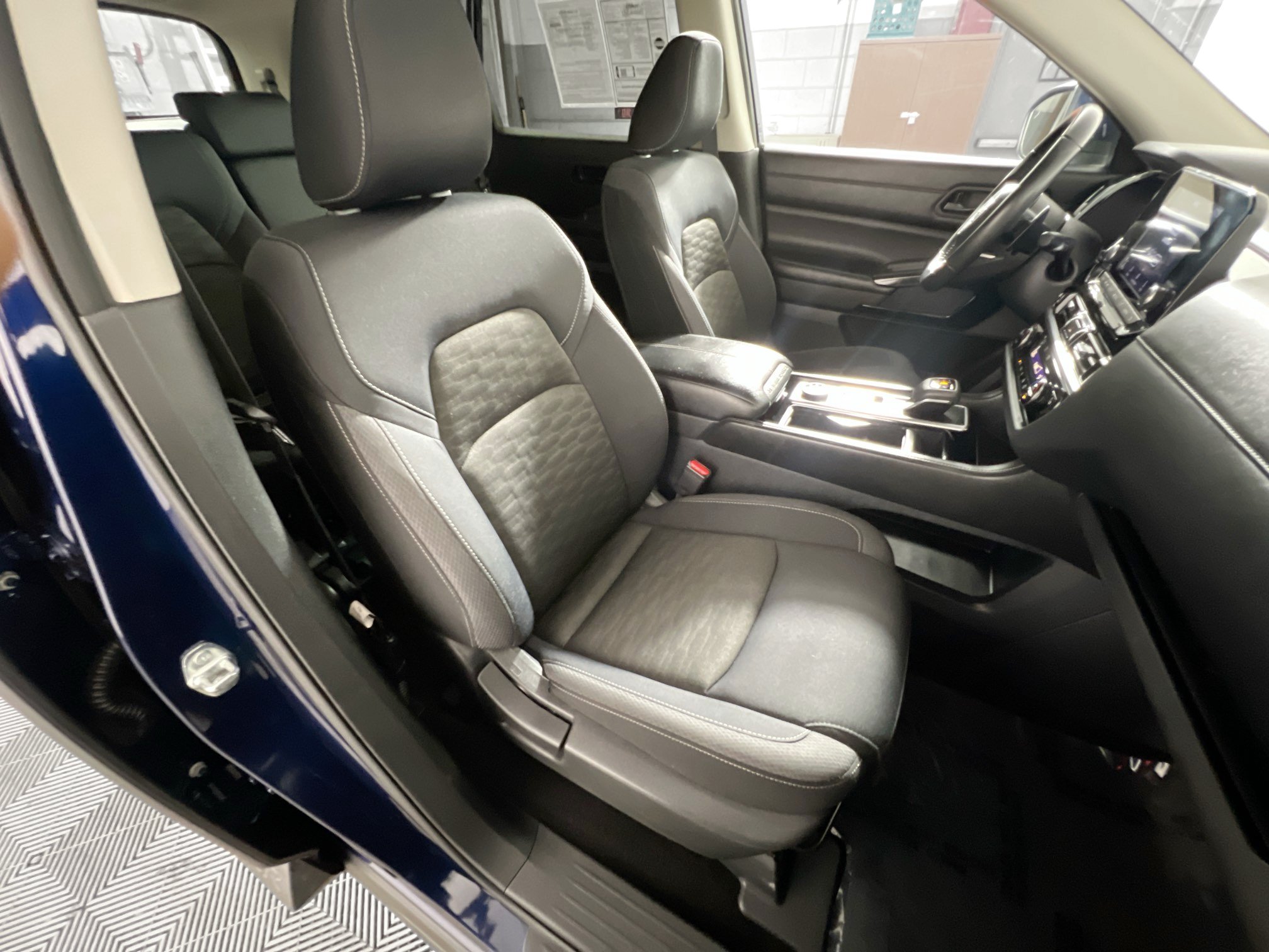 Used 2024 Nissan Pathfinder SV AWD/4WD image 31