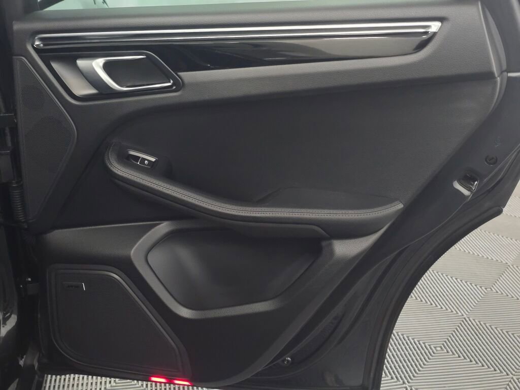 Certified 2025 Porsche Macan image 26