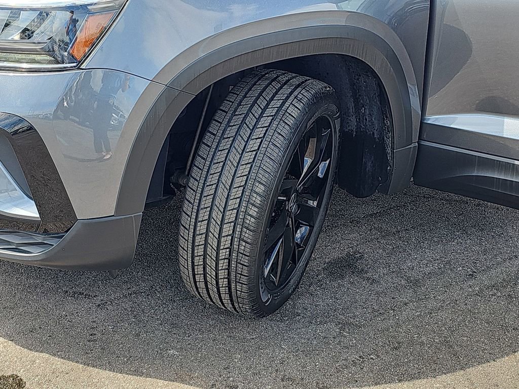 Used 2022 Volkswagen Taos SE w/ Panoramic Sunroof Package image 35