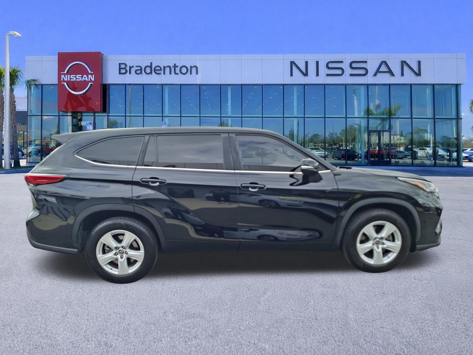 Used 2023 Toyota Highlander L image 4