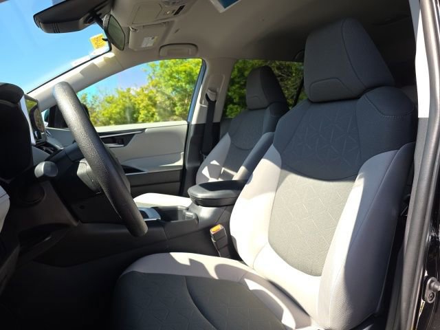 Used 2025 Toyota RAV4 XLE FWD image 27