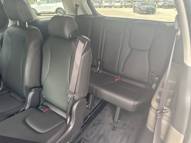 Used 2026 Kia Carnival EX image 27