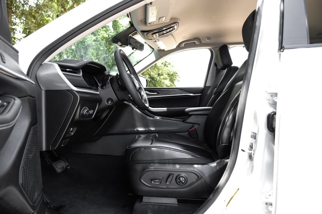 Used 2023 Jeep Grand Cherokee Limited w/ Luxury Tech Group II AWD/4WD image 45