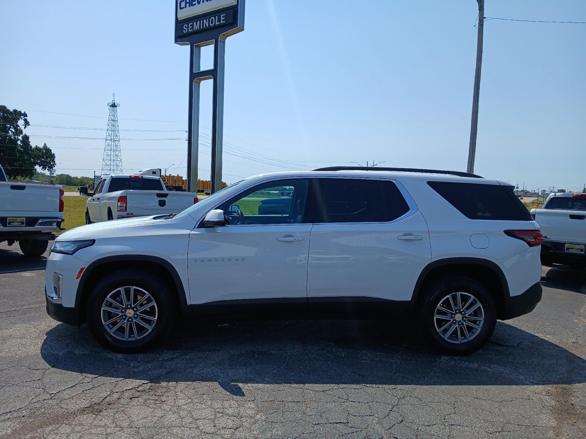 Used 2023 Chevrolet Traverse LT FWD image 3
