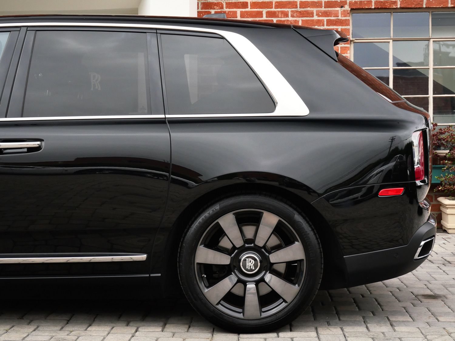 Certified 2023 Rolls-Royce Cullinan AWD/4WD image 31