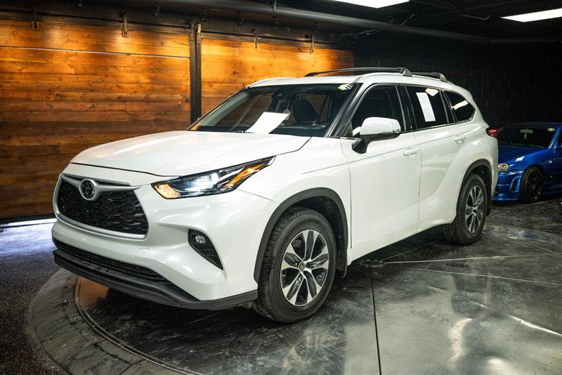 Used 2022 Toyota Highlander XLE AWD/4WD image 2