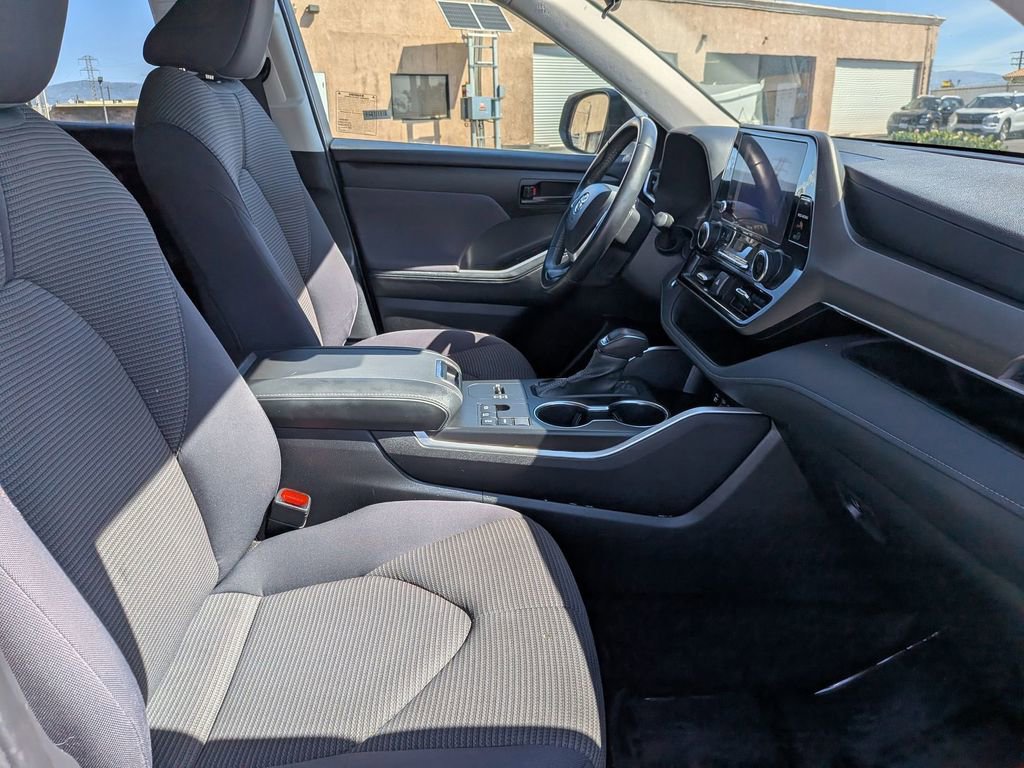 Used 2024 Toyota Highlander LE image 31