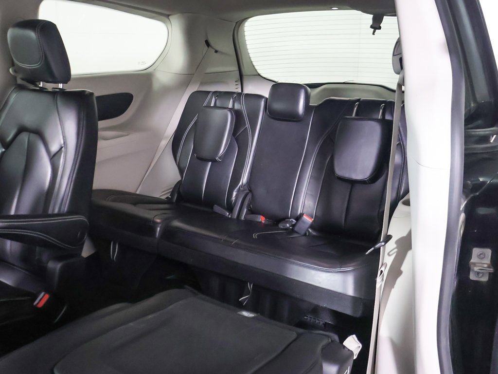Used 2023 Chrysler Pacifica Touring-L image 31