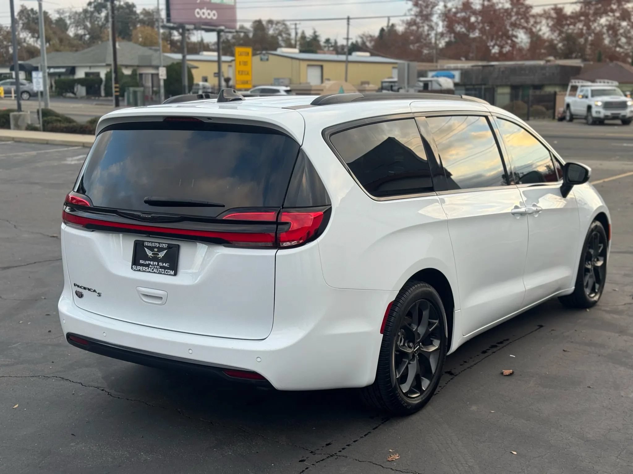 Used 2023 Chrysler Pacifica Touring-L w/ S Appearance Package FWD image 6