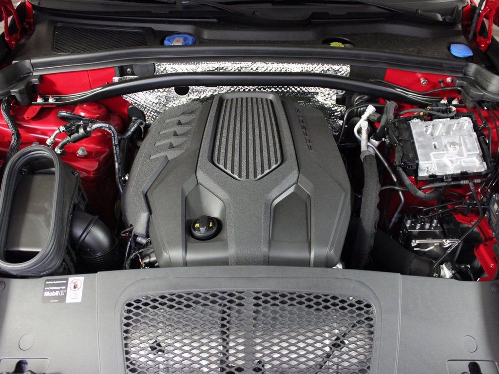 Certified 2025 Porsche Macan image 40