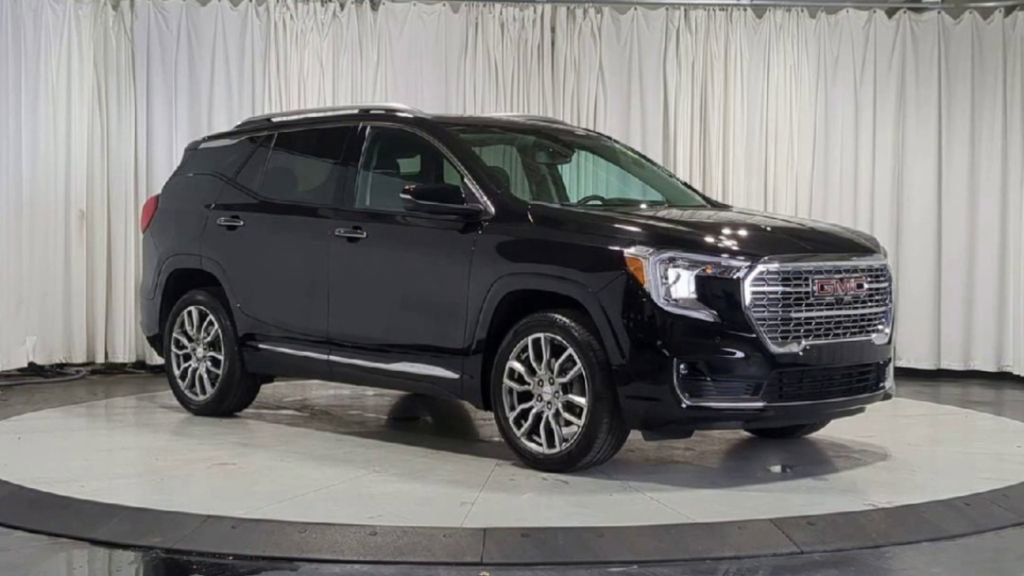 Used 2024 GMC Terrain Denali w/ Denali Premium Package AWD/4WD image 2