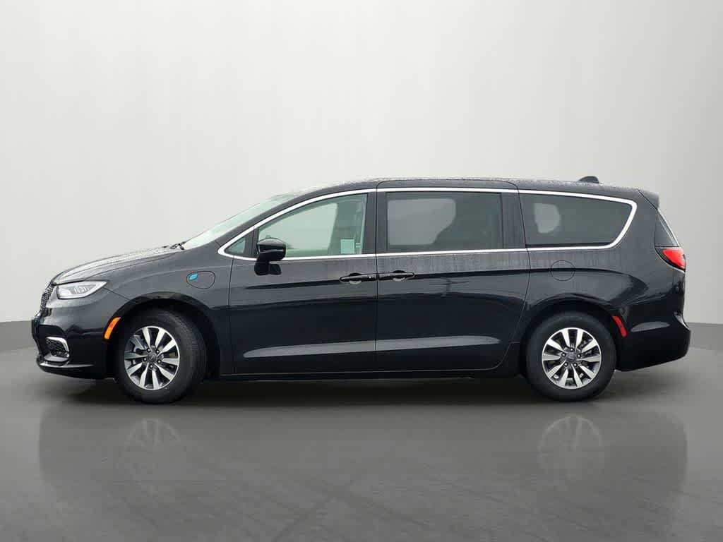 Used 2023 Chrysler Pacifica Touring-L FWD image 3
