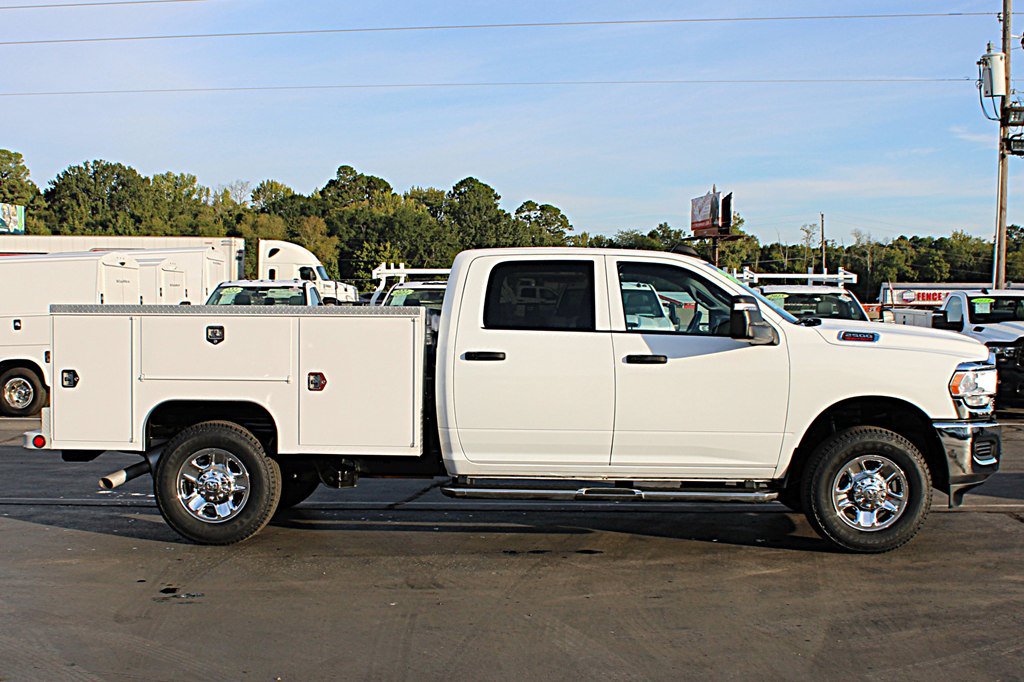 Used 2024 RAM 2500 Tradesman w/ Chrome Appearance Group AWD/4WD image 9