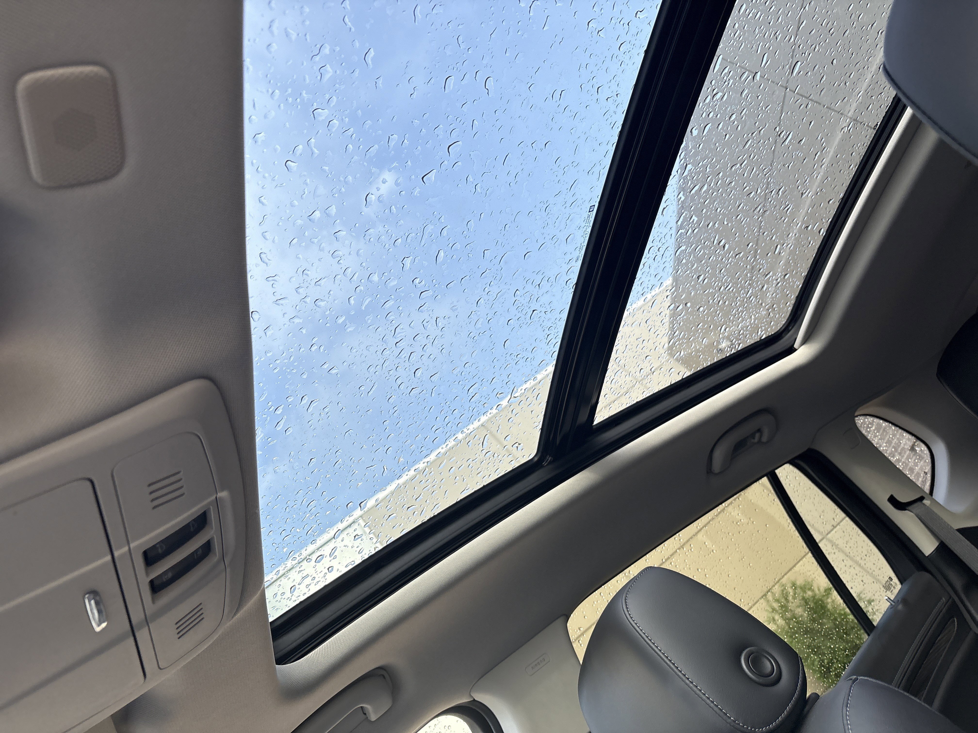 Used 2019 Buick Envision Essence FWD image 28