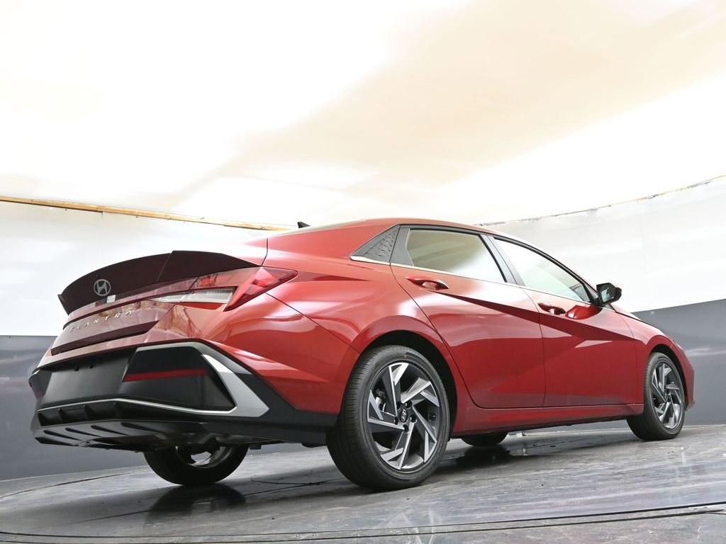 Certified 2025 Hyundai Elantra SEL FWD image 39