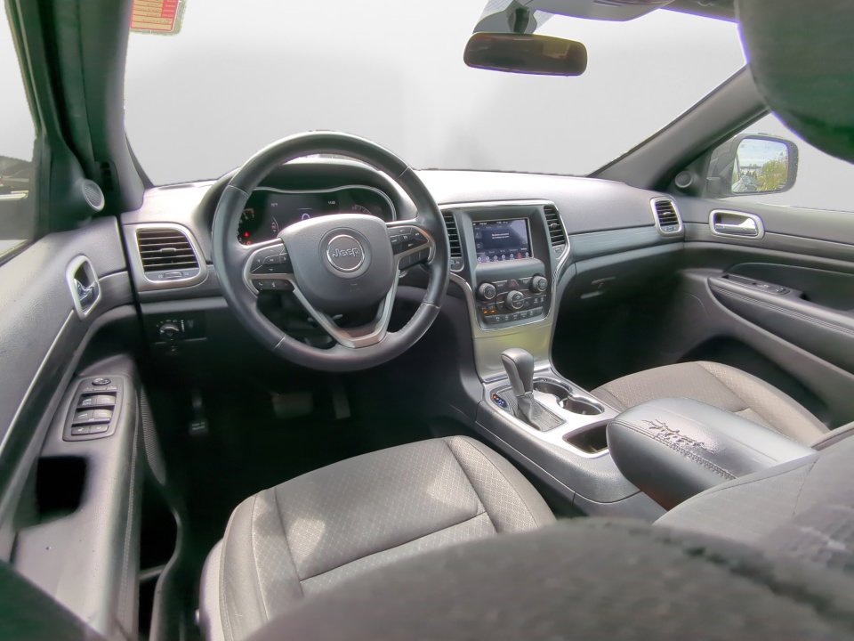 Used 2019 Jeep Grand Cherokee Laredo w/ Security & Convenience Group AWD/4WD image 14