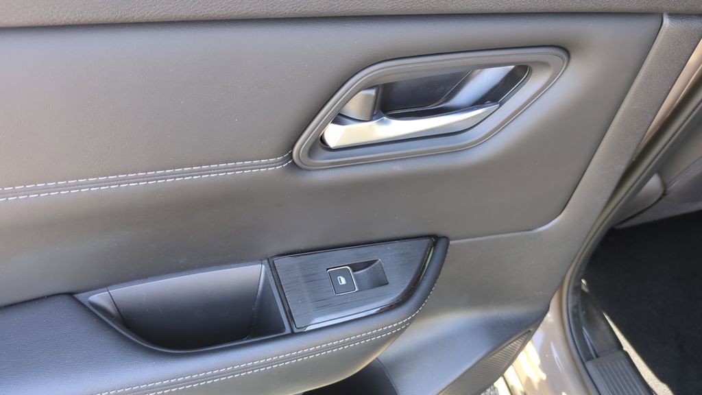 Used 2025 Nissan Rogue SL w/ Tech Package image 16