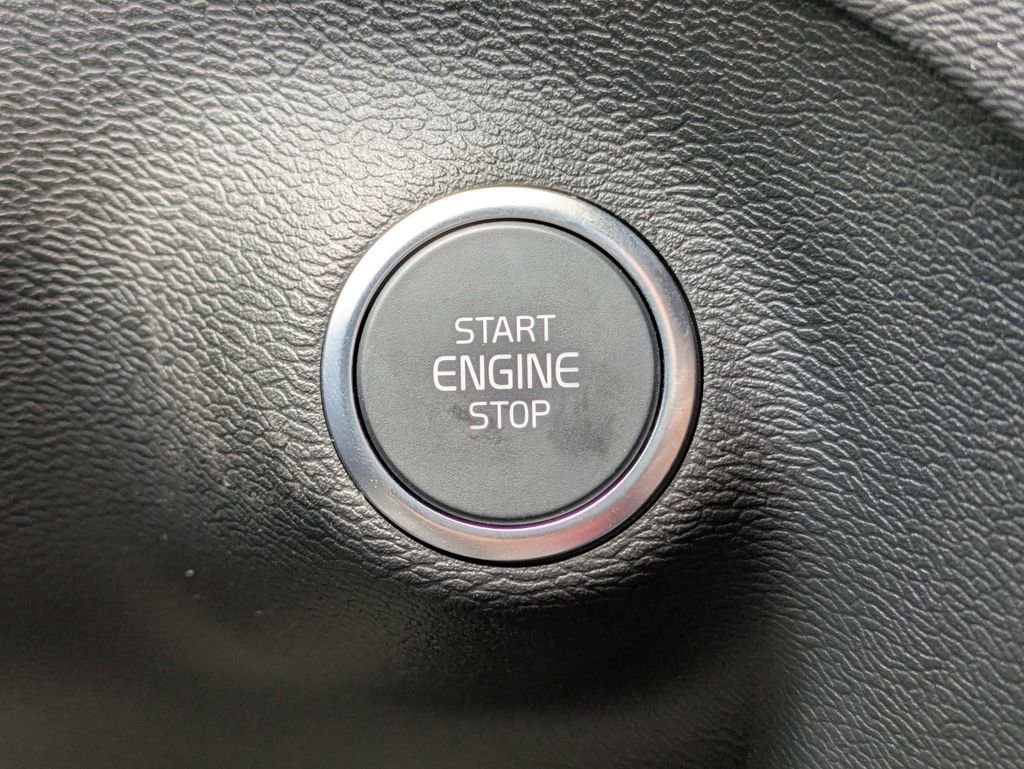 New 2026 Volvo XC40 B5 Core AWD/4WD image 39