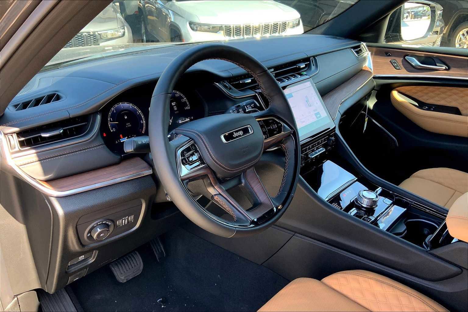 New 2025 Jeep Grand Cherokee L Summit w/ MOPAR Finishing Package image 9