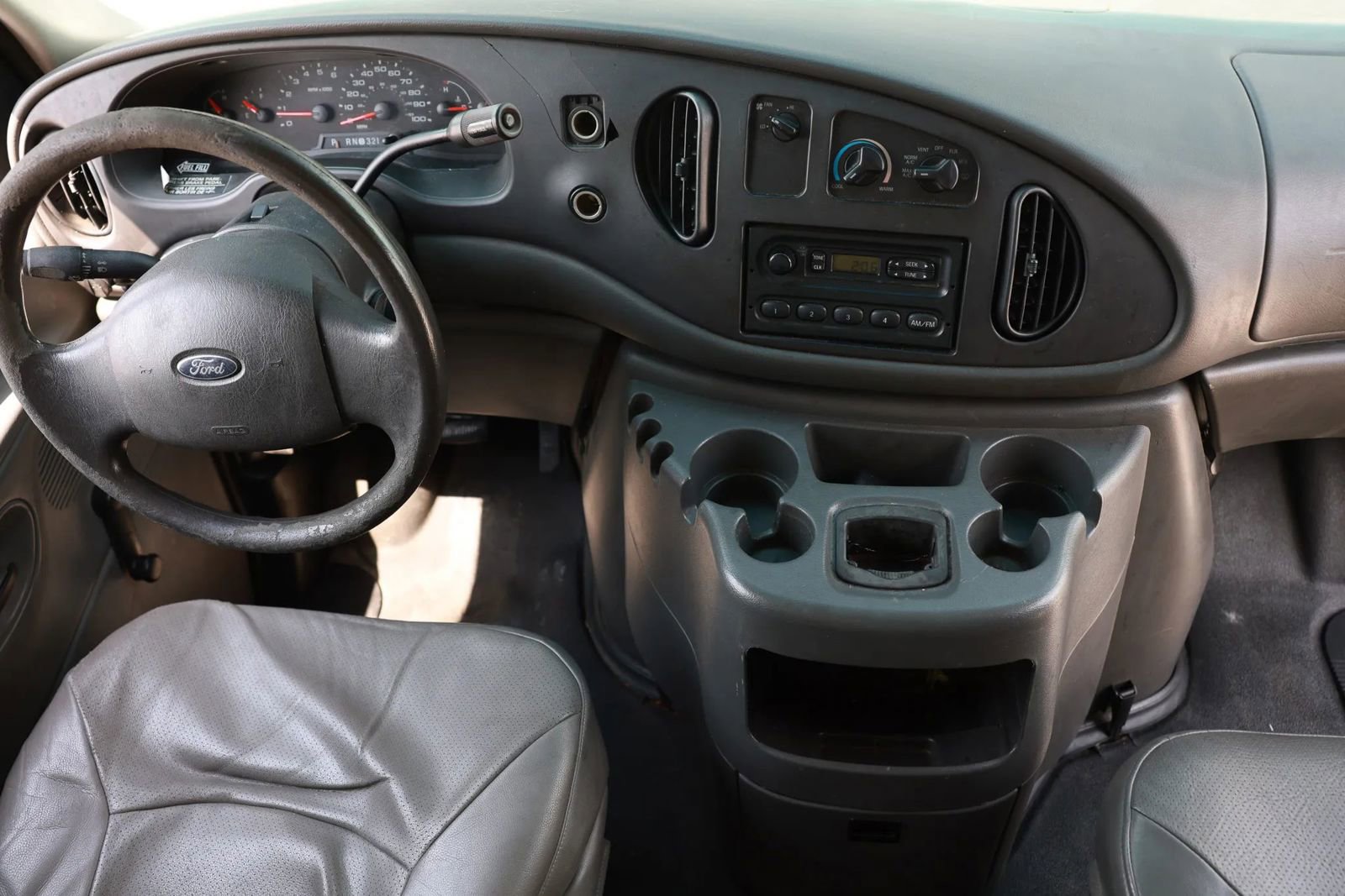 Used 2005 Ford E-350 and Econoline 350 Super Duty image 2