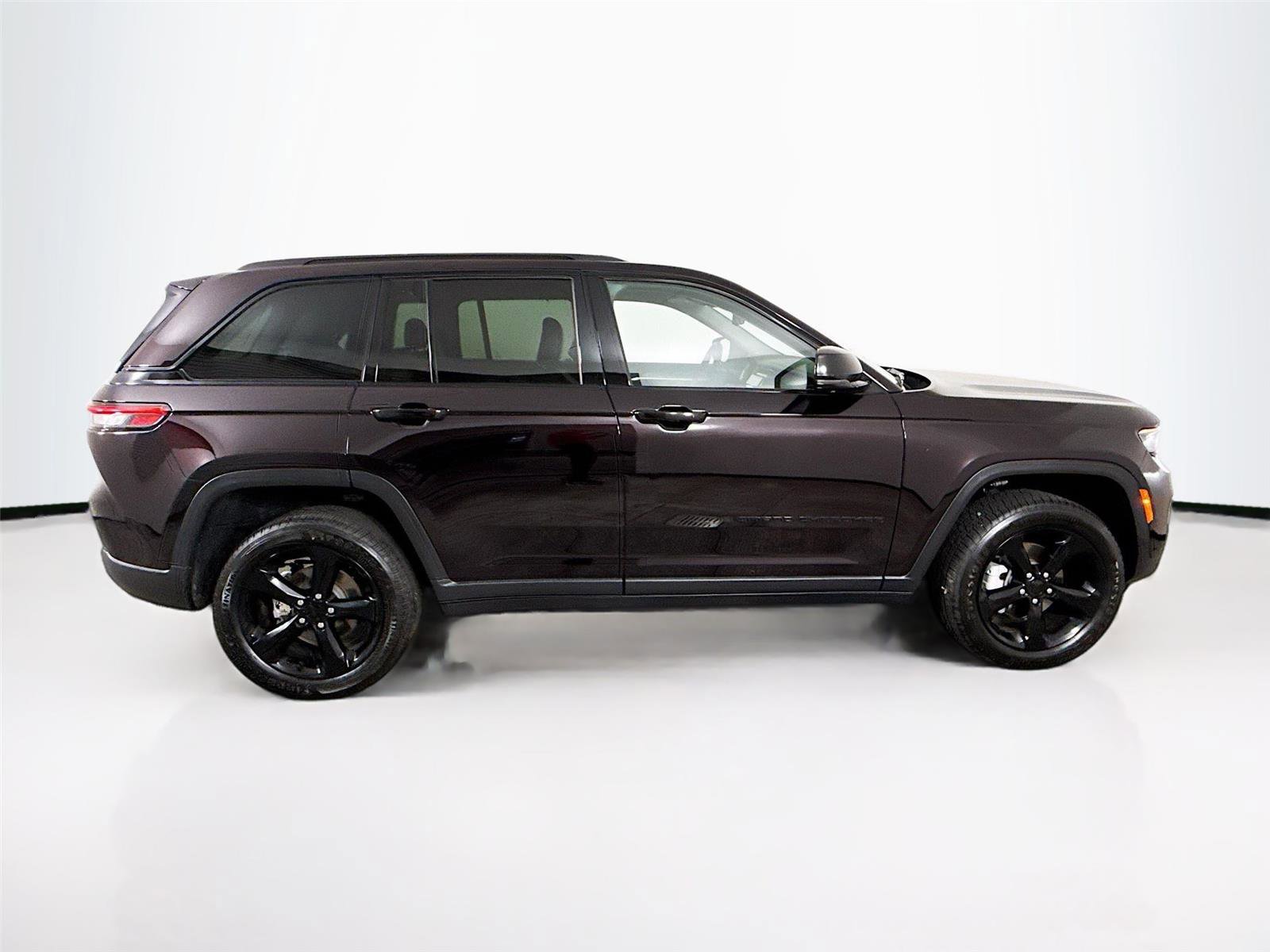 Used 2023 Jeep Grand Cherokee Limited w/ Luxury Tech Group II image 8
