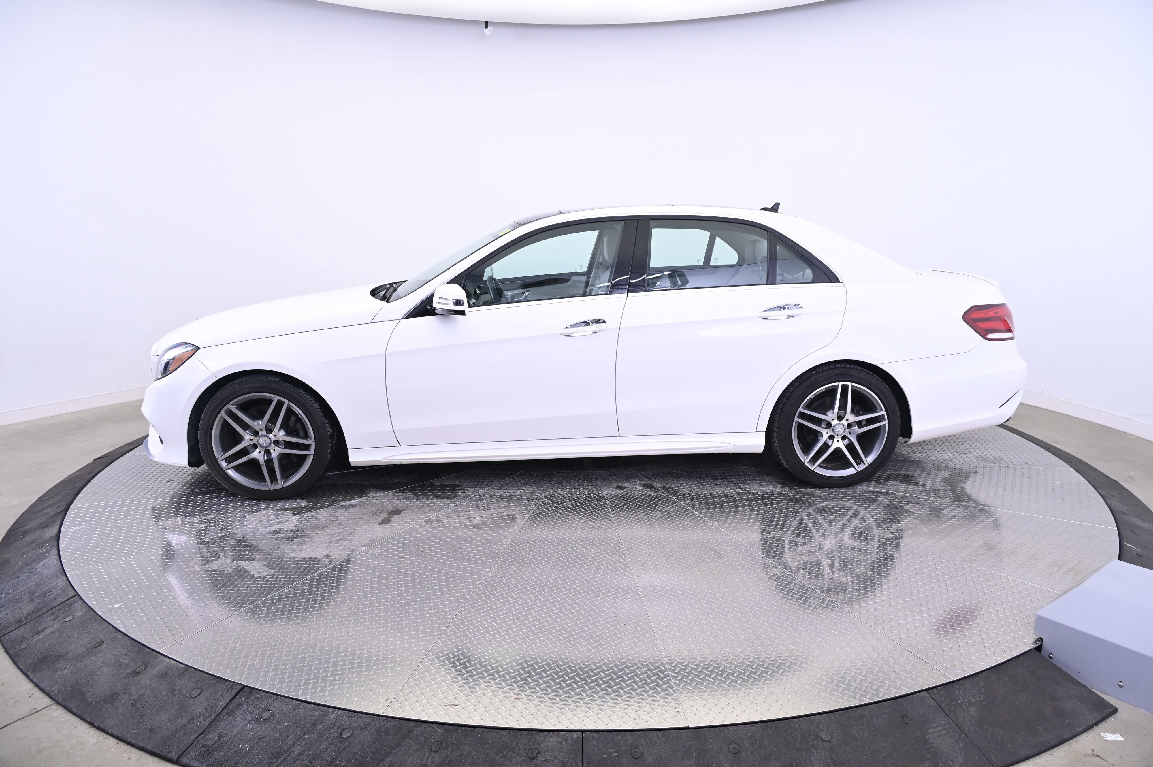 Used 2015 Mercedes-Benz E 400 4MATIC Sedan image 2