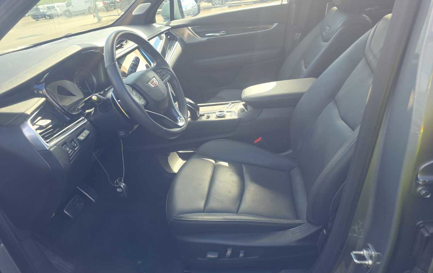 Used 2024 Cadillac XT6 Sport w/ Technology Package AWD/4WD image 3