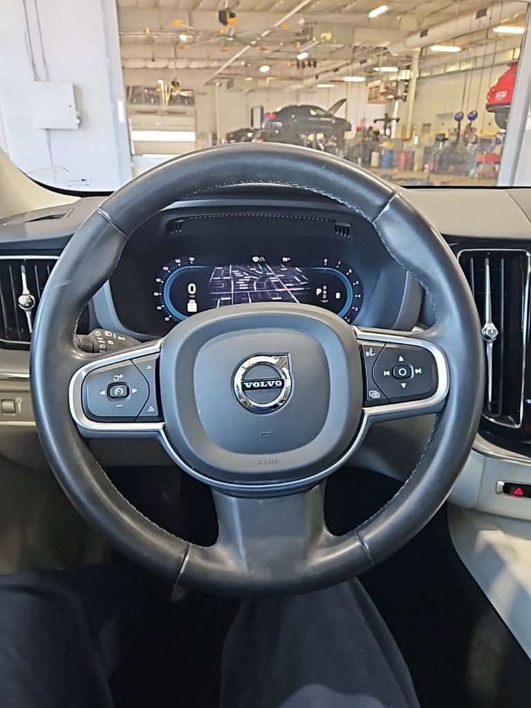Used 2022 Volvo XC60 B5 Momentum image 36