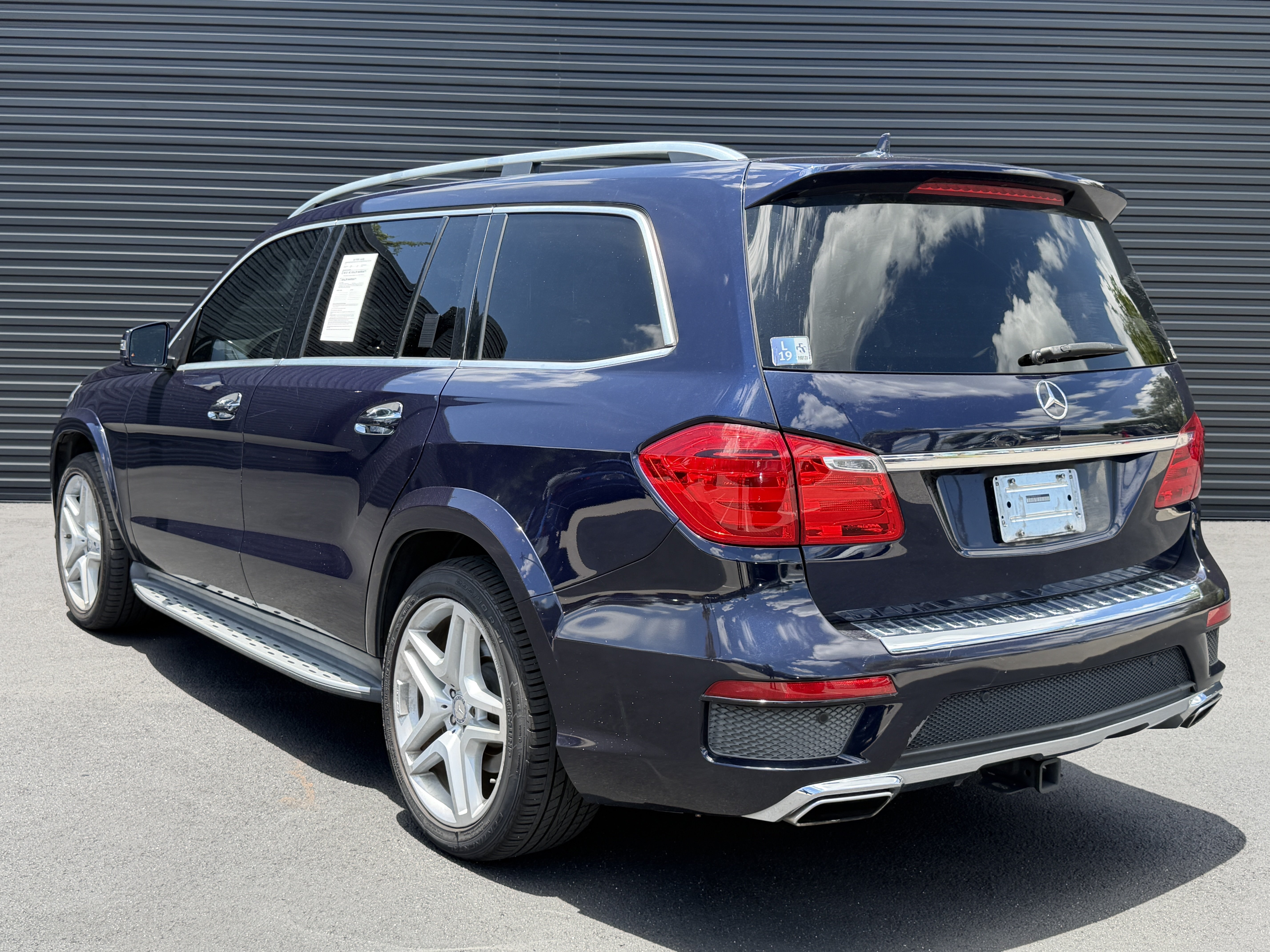 Used 2015 Mercedes-Benz GL 550 4MATIC image 3