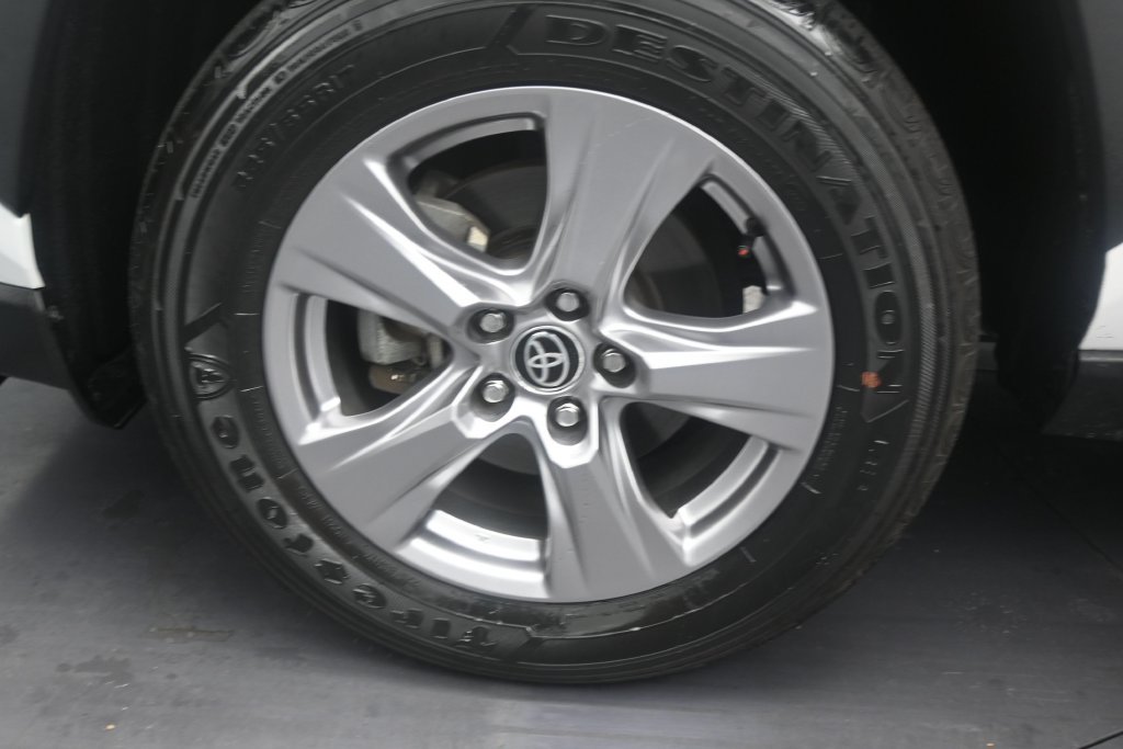 Used 2022 Toyota RAV4 XLE w/ Convenience Package FWD image 17