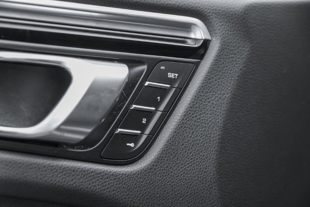 Certified 2023 Porsche Macan Turbo AWD/4WD image 28