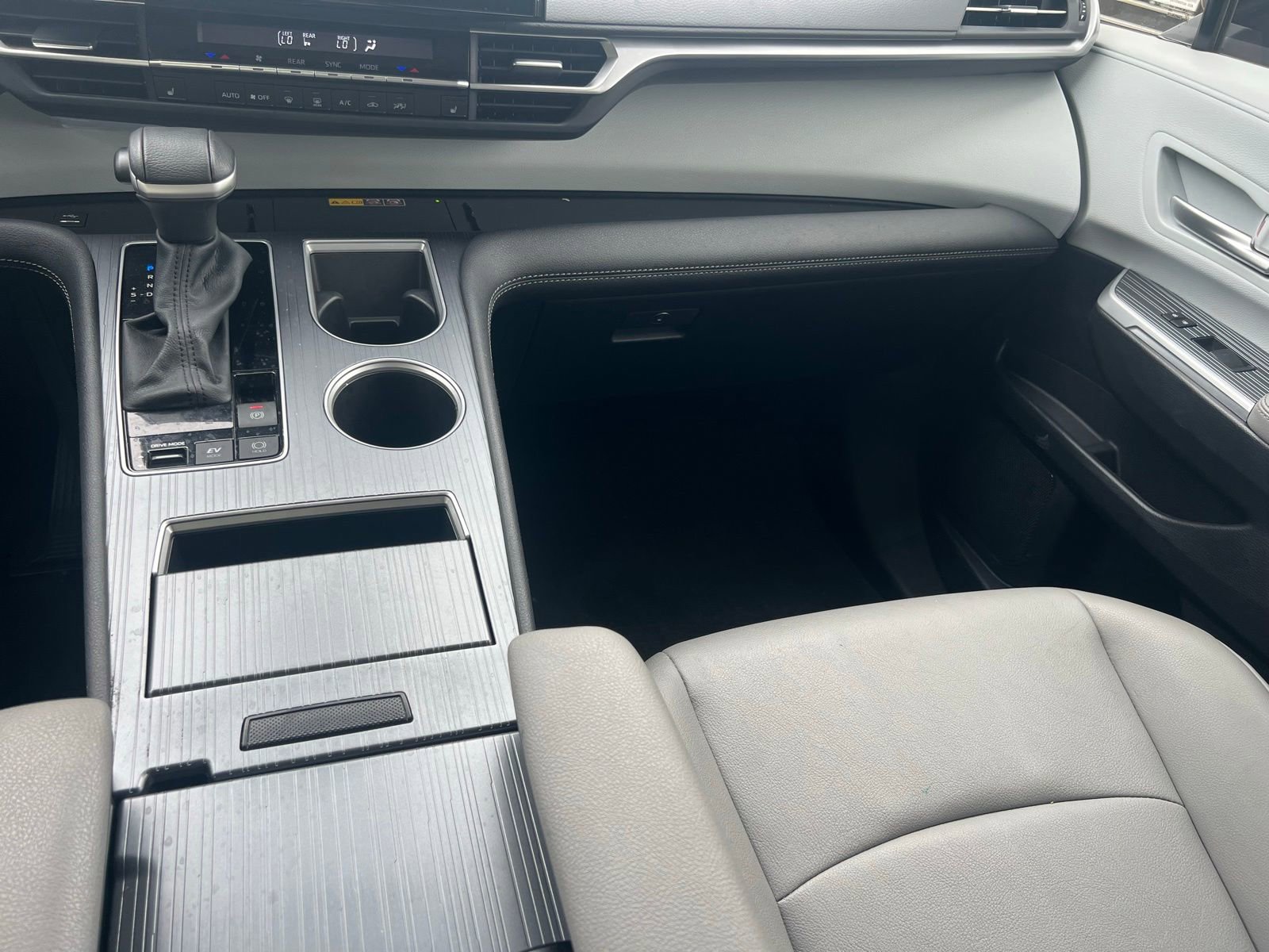 Used 2025 Toyota Sienna XLE FWD image 36