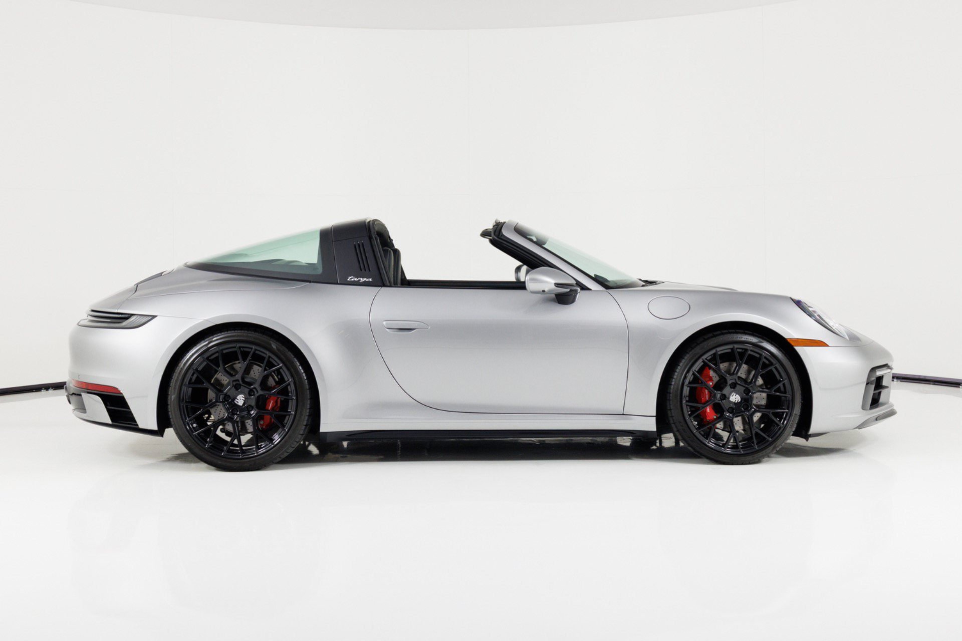 Used 2022 Porsche 911 Targa 4S AWD/4WD image 2