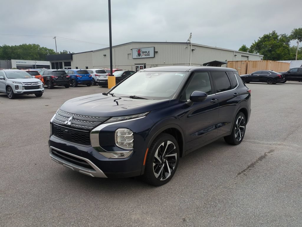 Used 2024 Mitsubishi Outlander AWD image 1