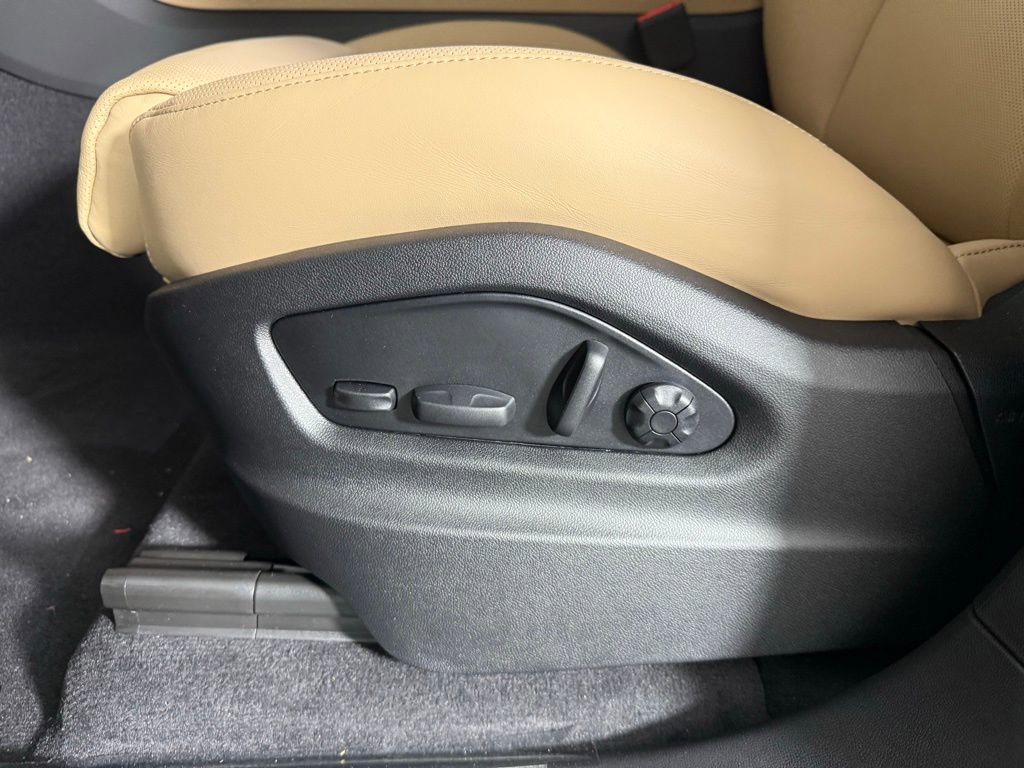 Certified 2025 Porsche Cayenne Coupe image 28