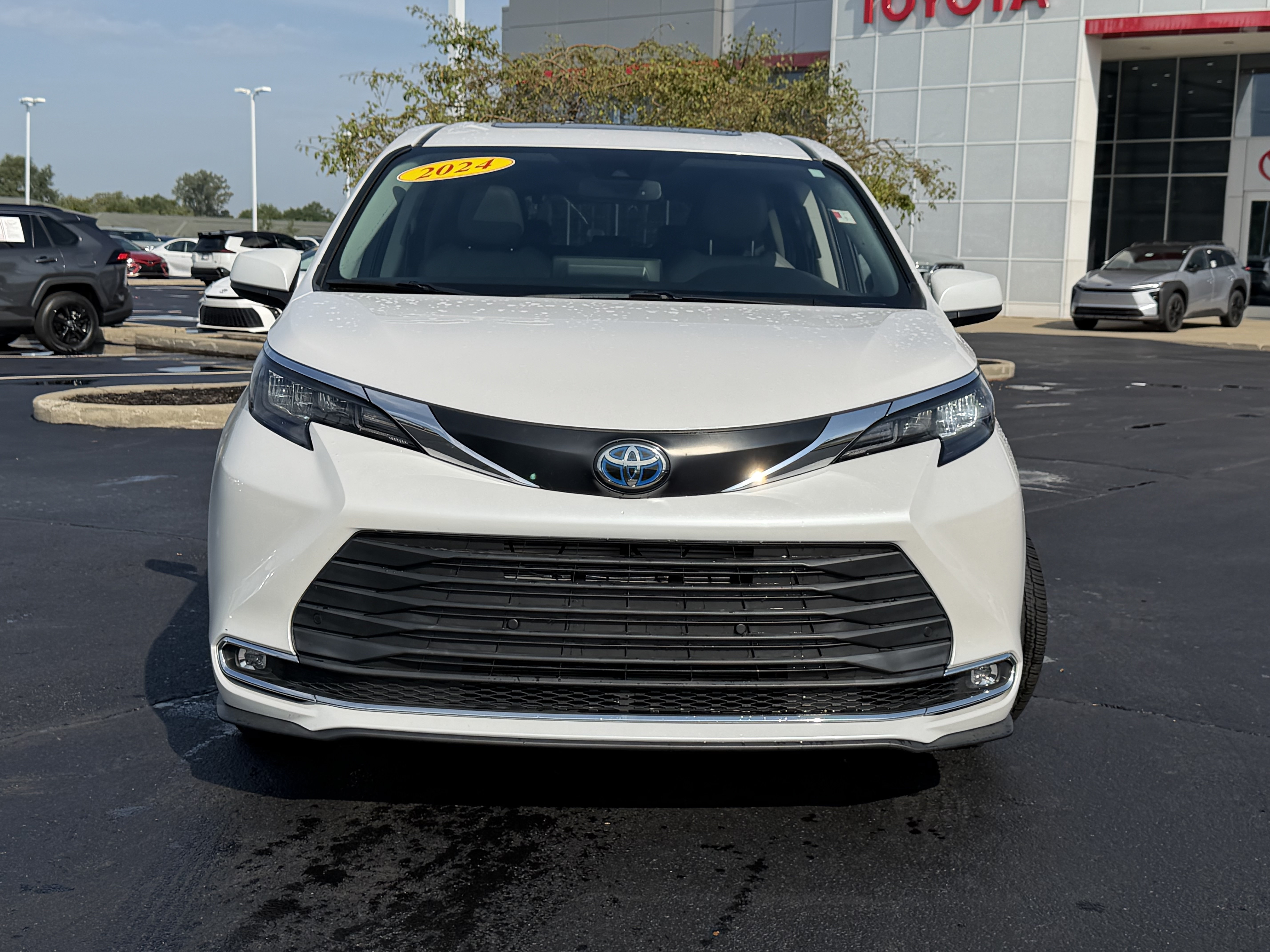 Certified 2024 Toyota Sienna XLE FWD image 2
