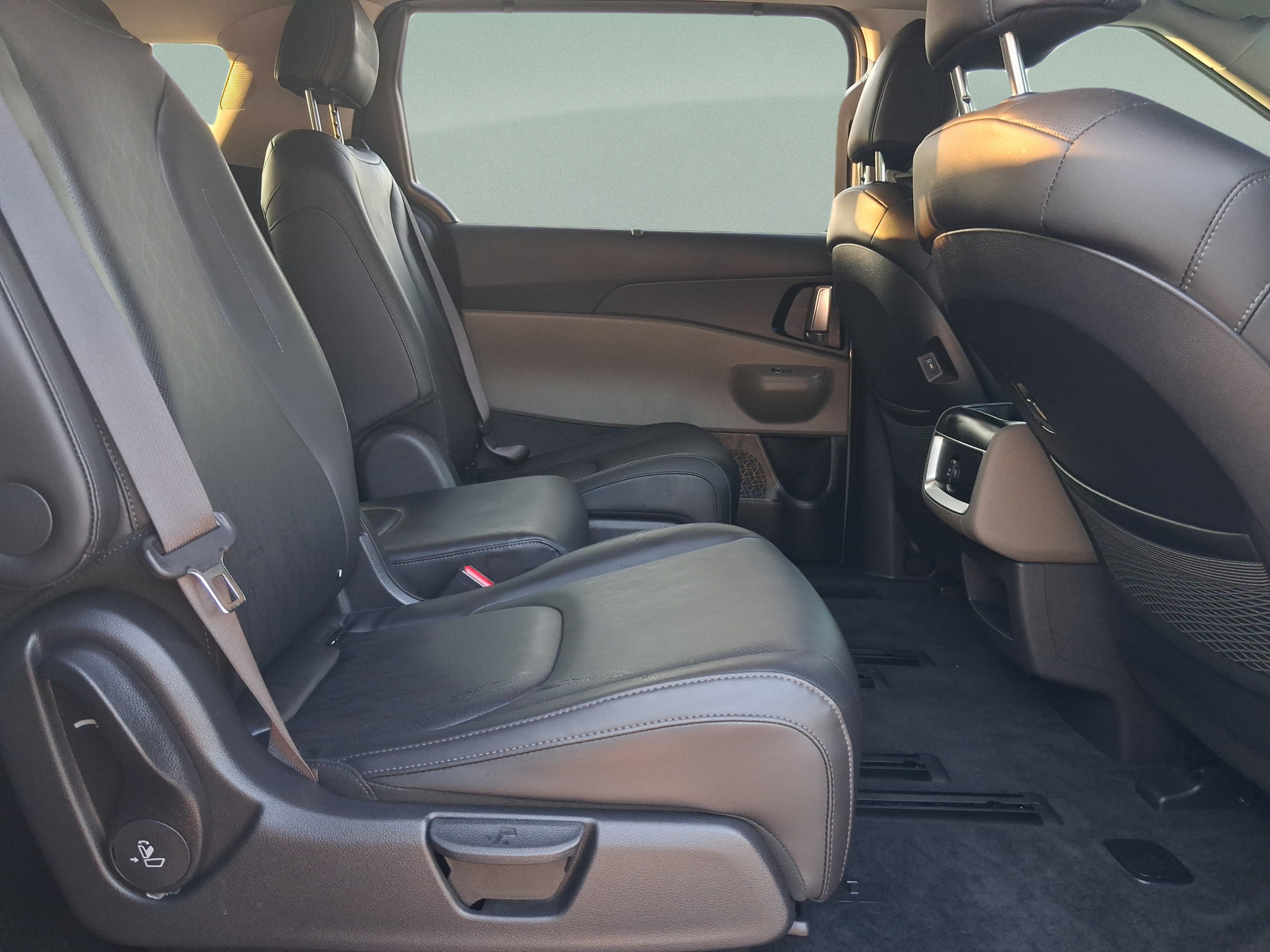 Used 2025 Kia Carnival EX FWD image 27