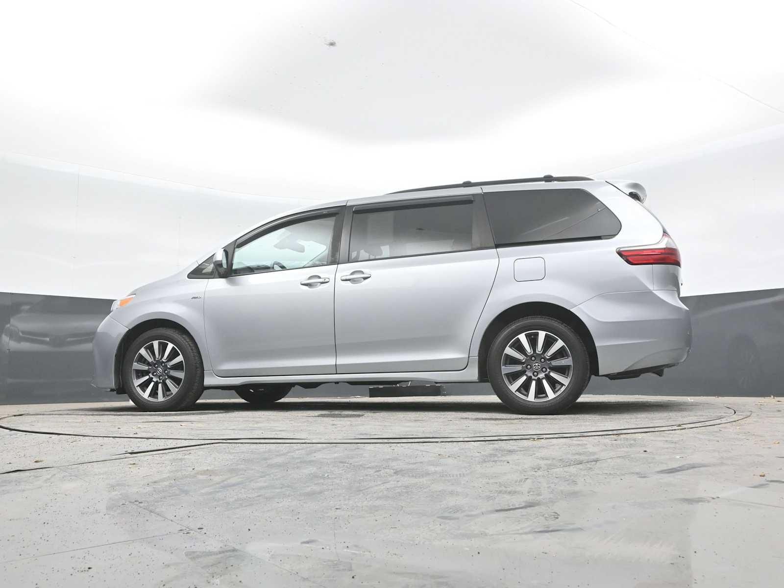 Used 2020 Toyota Sienna XLE w/ XLE Navigation Package AWD/4WD image 24