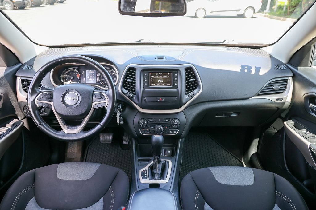 Used 2018 Jeep Cherokee Latitude w/ Altitude Package FWD image 6