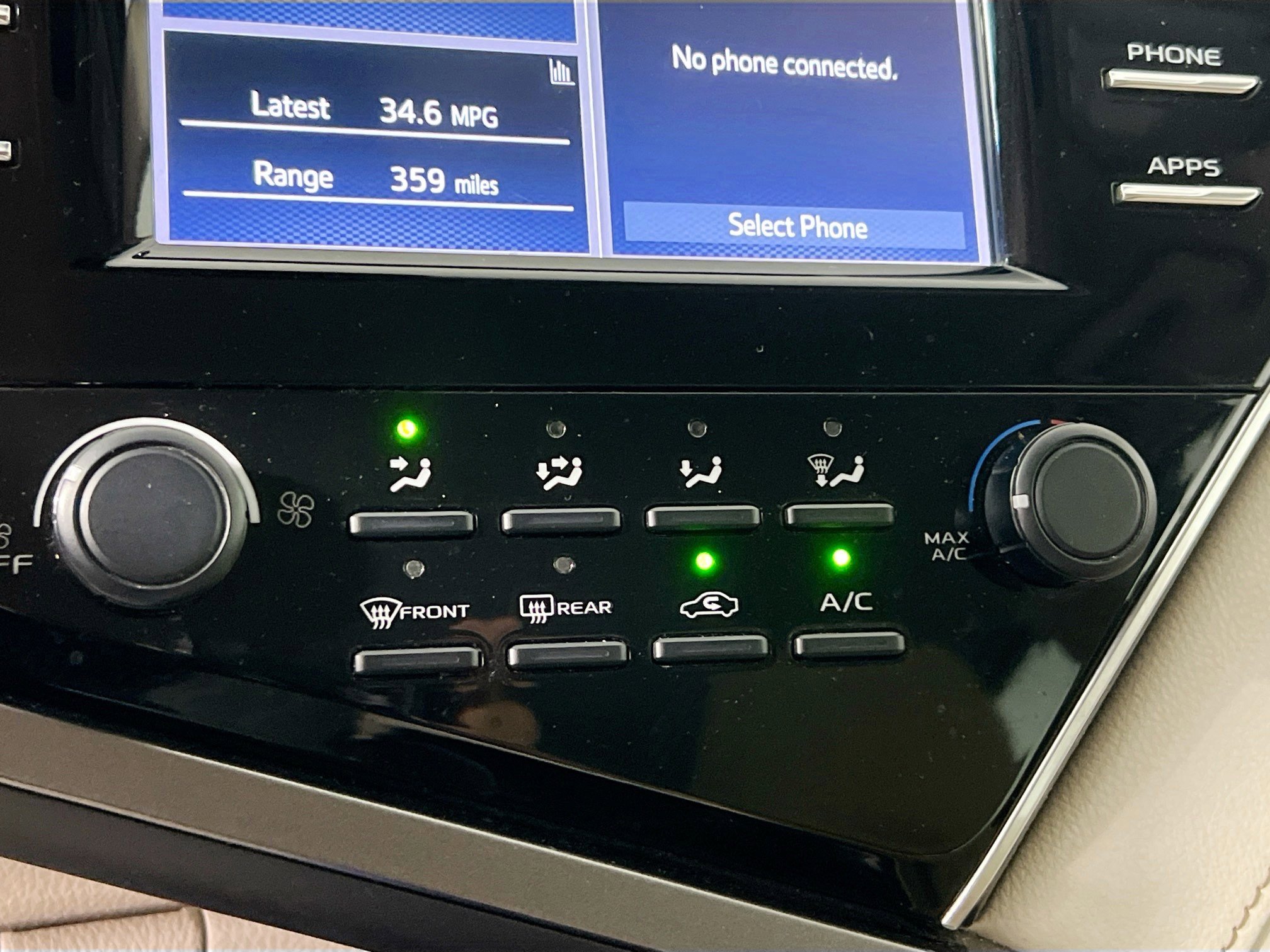 Used 2018 Toyota Camry LE image 26